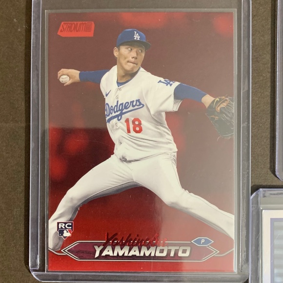 Shohei Ohtani foil refractor, Yoshinobu Yamamoto Rookie, Roki Sasaki (RC) - Picture 6 of 9